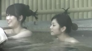 HD-video av en japansk hushjelp som bader utendørs