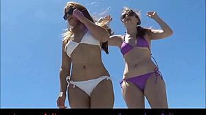Аматорската пляжна красавица Андреа Скай показва малките си гърди