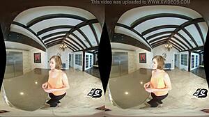 Virtuális valóságos pornó egy apró, barna tinivel a konyhában