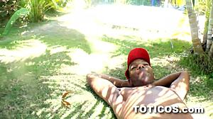 Boquete interracial de uma adolescente dominicana no gramado em um vídeo de 18 anos