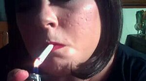 Brytyjska femdom Tina Snua oddaje się fetyszowi palenia