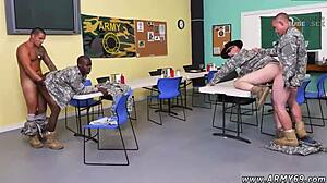 军队年轻的同性恋男子参与单人游戏的高清视频