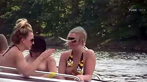 Kleines Mädchen neckt auf einem Boot in HD-Video
