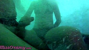 Openbare masturbatie met een verborgen camera in een openbaar zwembad