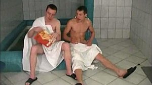 Ibu tiri Rusia berpayudara besar menjadi panas dan berat di sauna