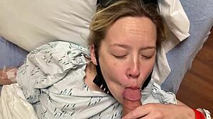 Публичный анальный секс с большим членом пациента и его девушкой в больнице