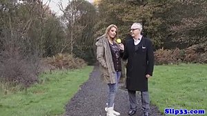 Video HD de una adolescente europea siendo follada por un anciano