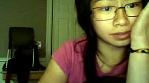 Amateur-asiatische Freundin wird auf der Webcam unartig