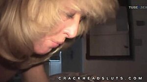 Kleingebackene Blondine gibt einen Deepthroat-Blowjob für Geld
