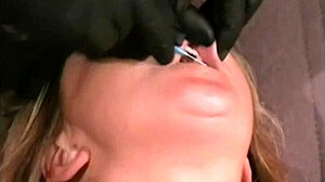 Submissão feminina com grampos nos mamilos e bondage