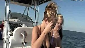 En fræk bådtur med en sexet ung pige, der længes efter ansigtsbehandling og creampie