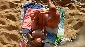 Bareback seks met een stel met grote kuikens op het strand