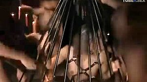 BDSM奴隶在乳和捆绑中接受训练