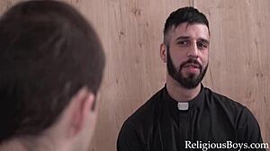 Sıcak eşcinsel genç rahip tarafından şaplaklanıp sikişiyor