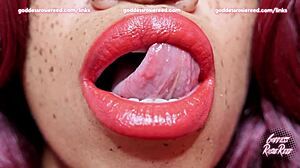 Ebony huulet ja kielet suuseksivideossa Rosie Reedin kanssa
