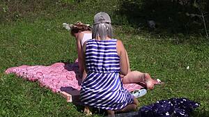 Lindas mulheres gordas lésbicas desfrutam de orgasmo ao ar livre com vibrador e brincadeiras de calcinha