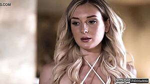 Eine Teenagerin mit kleinen Titten wird in einem Hardcore-Video von einer Pornostar hart gefickt