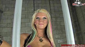 18-årig blondin med små bröst blir hårt knullad i en fängelsecell