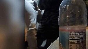 Amatérska čierna MILFka bola prichytená pri sexe na verejnosti s fľašou prekvapením