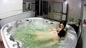 Európai amatőr pár élvezi az érzéki fürdőt és az ujjazást