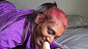 Video POV de una chica india frotándose el coño y haciendo una garganta profunda con un consolador