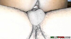 अफ्रीकी एमेच्योर पोर्नस्टार Nollyporns उसकी चूत में एक राक्षस लिंग डालता है