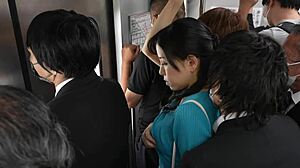 Zrelá žena Kaji Shinai dostáva dávku lizania pičky na verejnosti