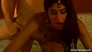 Un massage asiatique sensuel se transforme en une session anale torride