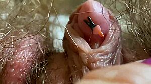 Utrolig nærbilde av stor klitoris og anus i HD-video