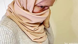 Muslimsk tjej blir knullad av en arabisk man offentligt
