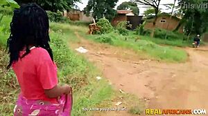 大きなお尻と天然の胸を持つホーニーなアフリカの掃除婦のPOVビデオ