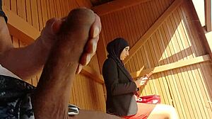 Soția musulmană primește o surpriză când este prinsă masturbându-se în public