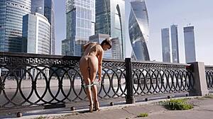 Desnudez pública con una milf en la calle