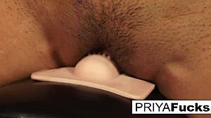 Die großbusige indische Milf Priya Rai erfährt vor der Kamera einen massiven Orgasmus