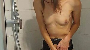 Mala tinejdžerka skida se i ima višestruke orgazme pod tušem