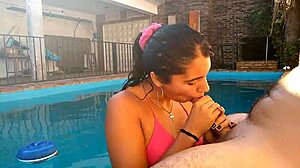 Azione di deepthroat in piscina con una vera coppia dall'Argentina