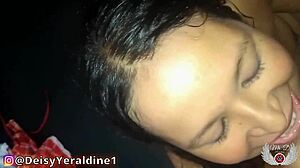 Amerikansk kone får sprut i ansiktet etter å ha gitt en avsugning og fingret