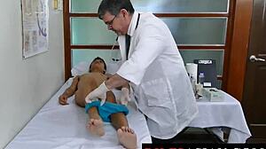 Joven asiático amateur recibe una mamada en el culo y es fertilizado por un médico mayor