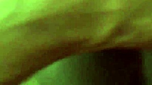 Une femme gémissante est baisée par une grosse bite noire dans une vidéo HD