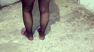 נערה טורקית נהיית שובבה עם הרגליים בסרטון תוצרת בית