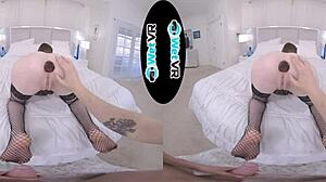 Ovaj hardcore video sadrži zapanjujuću brinetu devojku u VR-u koja dobija analni seks