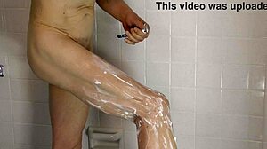 En homofil barebacker viser frem sin uskjærte kuk i dusjen
