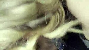 Η ξανθιά ερασιτέχνης γεμίζει το στόμα της με σπέρμα