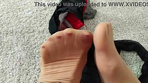 Vídeo HD dos seios naturais de uma MILF em meias de nylon