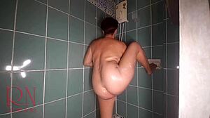Mira a una hermosa latina ponerse traviesa en una ducha pública en este video de la parte 1