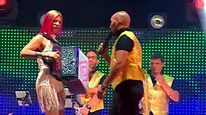 Бразильская певица Тугас выступает в юбке