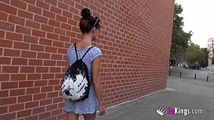 Europejska nastolatka dostaje swoją cipkę wyruchaną przez dużego kutasa