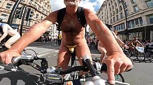 Nøgen biker bliver afsløret og ydmyget offentligt