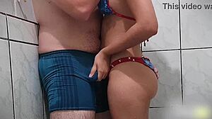 Μια ώριμη γυναίκα κάνει παθιασμένο σεξ στο ντους με τον σύντροφό της