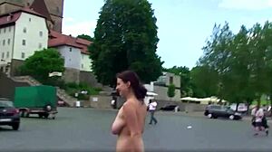 Guarda una ragazza nuda esplorare le strade in questo film completo